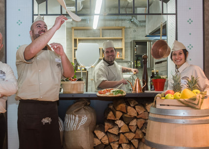 Gruppenfoto von Mitarbeitenden der Pizzeria Gruppenfoto von Mitarbeitenden der Pizzeria